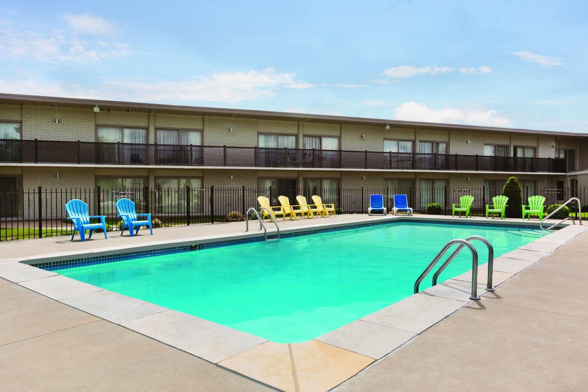 Days Inn By Wyndham London Exterior foto